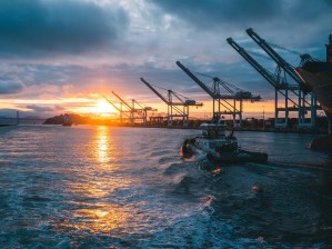 Разработка и эксплуатация нефтяных и газовых месторождений на суше и на море