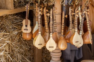 Концертные духовые и ударные инструменты: домра, балалайка, гусли, гитара