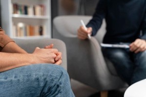 Постстрессовая психотерапия для лиц с физическими и психологическими травмами