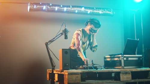 Техник сцены, бэклайнер