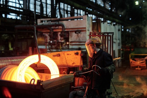 Подручный сталевара установки электрошлакового переплава