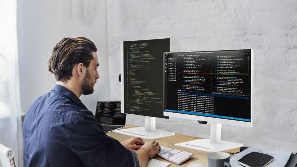 человек настраивает программное обеспечение на мониторе