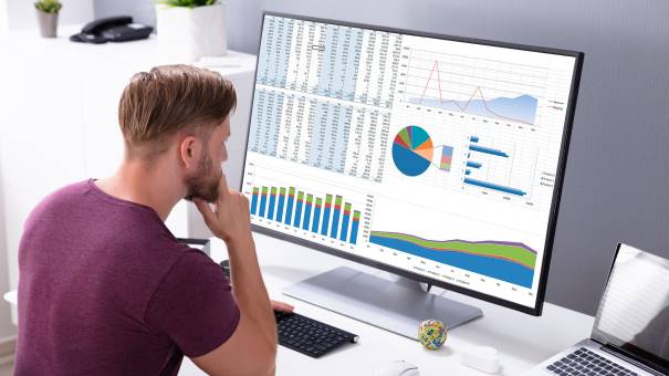 бизнес аналитик смотрит на графики
