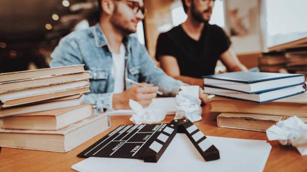 команда сценаристов работает за столом