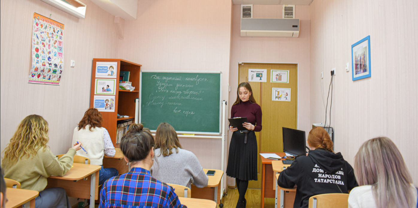 Профессия Учитель удмуртского языка: описание, где получить в России,  перспективы