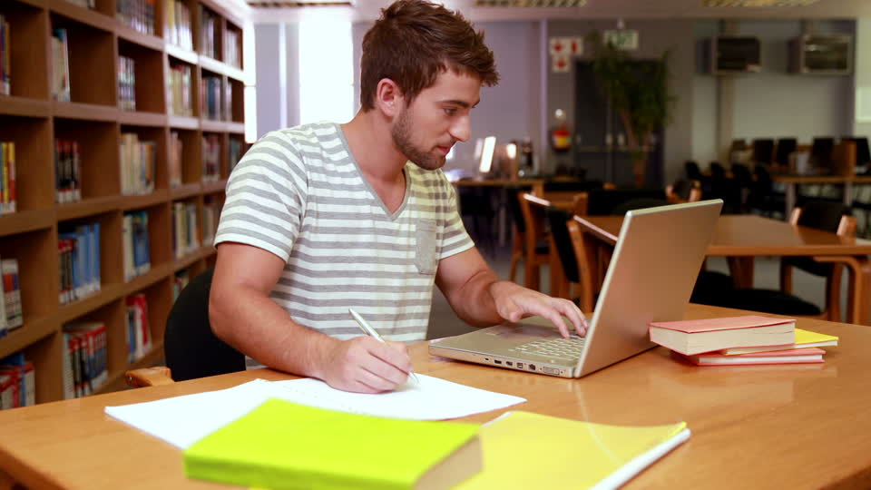 студент делает доклад