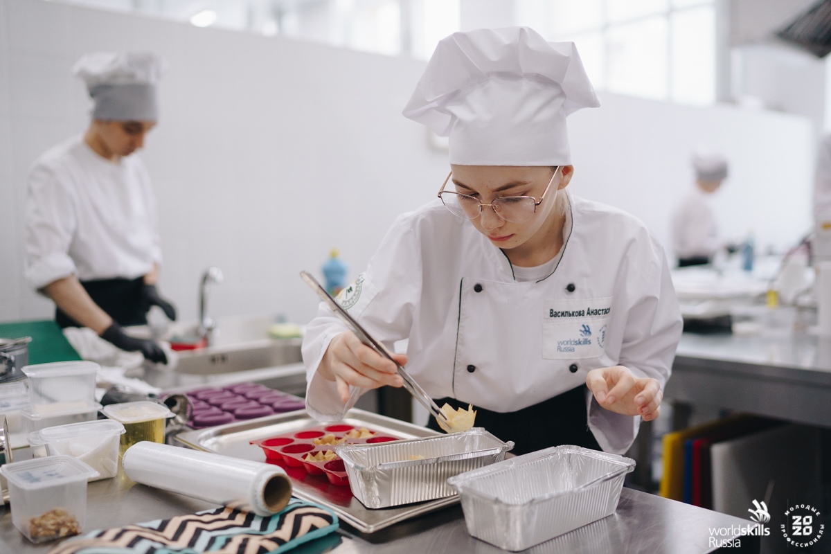 Повар кондитер номер. Повар кондитер. Повар WORLDSKILLS. Технолог кондитер. Профессия повар технолог.