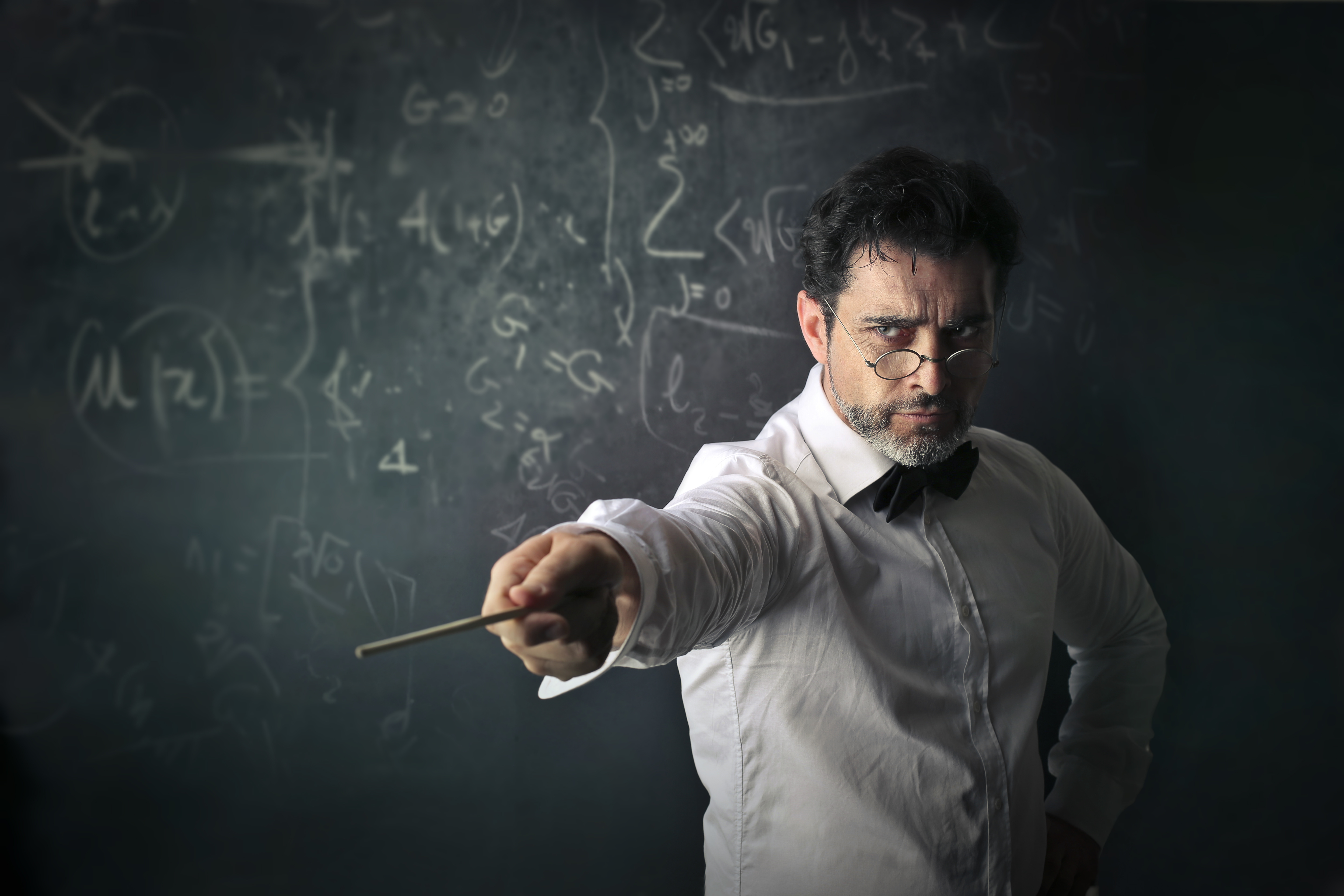 Недовольный преподаватель. Злой учитель. Злая учительница. Учительница математики. Злой преподаватель.